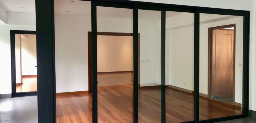 Se alquila moderno departamento frente a exclusivo parque en San Isidro
