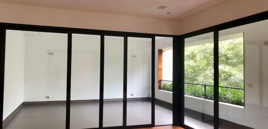 Se alquila moderno departamento frente a exclusivo parque en San Isidro