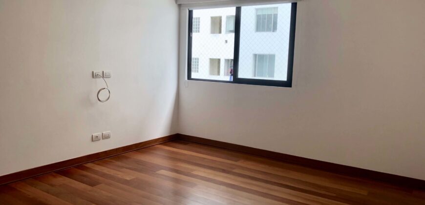 Se alquila moderno departamento frente a exclusivo parque en San Isidro