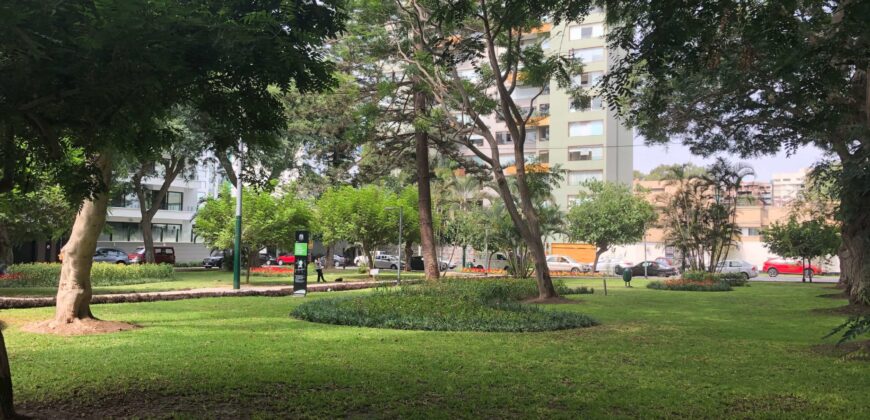 Se alquila moderno departamento frente a exclusivo parque en San Isidro