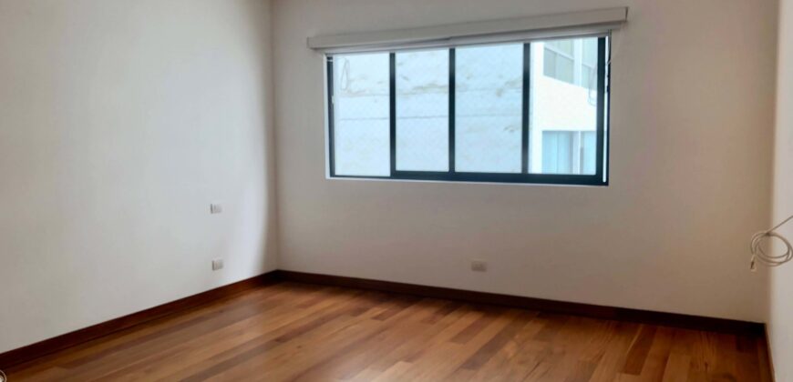 Se alquila moderno departamento frente a exclusivo parque en San Isidro