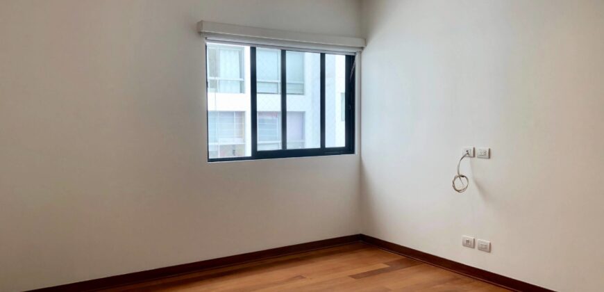 Se alquila moderno departamento frente a exclusivo parque en San Isidro
