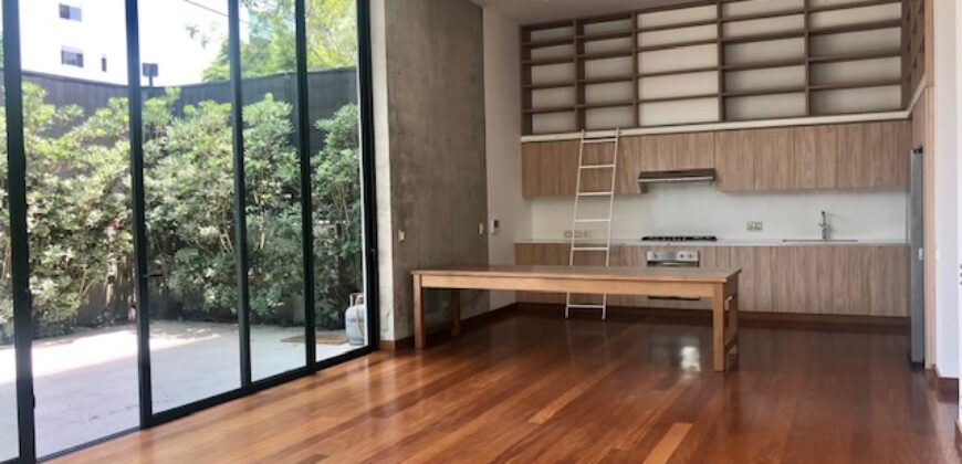 MODERNO DEPARTAMENTO TIPO CASA EN 1ER PISO CON AMPLIA TERRAZA Y AREAS VERDES EN EL OLIVAR