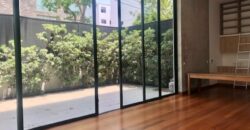 MODERNO DEPARTAMENTO TIPO CASA EN 1ER PISO CON AMPLIA TERRAZA Y AREAS VERDES EN EL OLIVAR