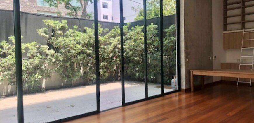 MODERNO DEPARTAMENTO TIPO CASA EN 1ER PISO CON AMPLIA TERRAZA Y AREAS VERDES EN EL OLIVAR