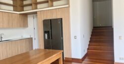 MODERNO DEPARTAMENTO TIPO CASA EN 1ER PISO CON AMPLIA TERRAZA Y AREAS VERDES EN EL OLIVAR