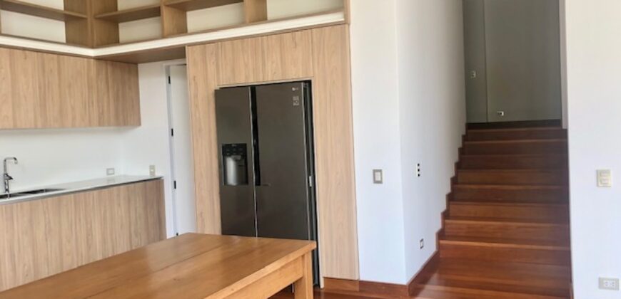 MODERNO DEPARTAMENTO TIPO CASA EN 1ER PISO CON AMPLIA TERRAZA Y AREAS VERDES EN EL OLIVAR