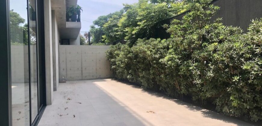 MODERNO DEPARTAMENTO TIPO CASA EN 1ER PISO CON AMPLIA TERRAZA Y AREAS VERDES EN EL OLIVAR