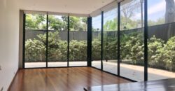 MODERNO DEPARTAMENTO TIPO CASA EN 1ER PISO CON AMPLIA TERRAZA Y AREAS VERDES EN EL OLIVAR