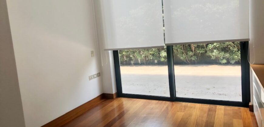 MODERNO DEPARTAMENTO TIPO CASA EN 1ER PISO CON AMPLIA TERRAZA Y AREAS VERDES EN EL OLIVAR