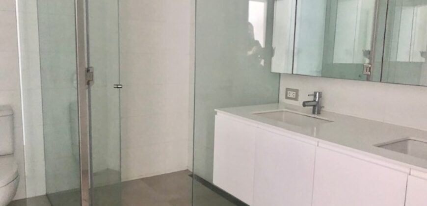 MODERNO DEPARTAMENTO TIPO CASA EN 1ER PISO CON AMPLIA TERRAZA Y AREAS VERDES EN EL OLIVAR