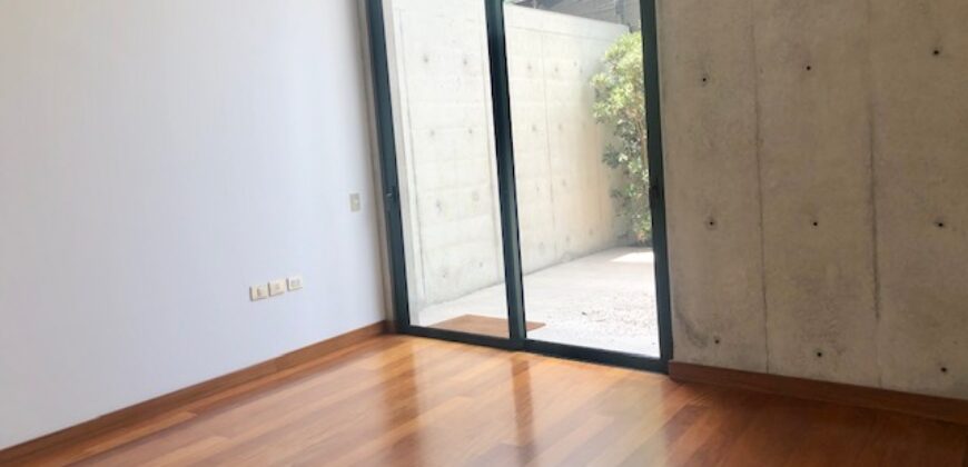 MODERNO DEPARTAMENTO TIPO CASA EN 1ER PISO CON AMPLIA TERRAZA Y AREAS VERDES EN EL OLIVAR