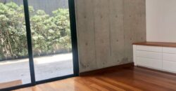 MODERNO DEPARTAMENTO TIPO CASA EN 1ER PISO CON AMPLIA TERRAZA Y AREAS VERDES EN EL OLIVAR