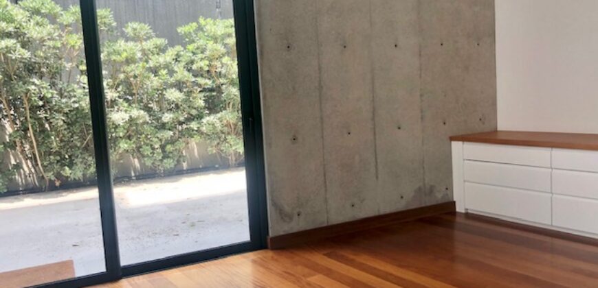 MODERNO DEPARTAMENTO TIPO CASA EN 1ER PISO CON AMPLIA TERRAZA Y AREAS VERDES EN EL OLIVAR