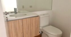 MODERNO DEPARTAMENTO TIPO CASA EN 1ER PISO CON AMPLIA TERRAZA Y AREAS VERDES EN EL OLIVAR