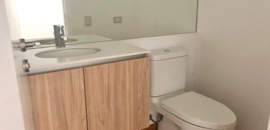 MODERNO DEPARTAMENTO TIPO CASA EN 1ER PISO CON AMPLIA TERRAZA Y AREAS VERDES EN EL OLIVAR