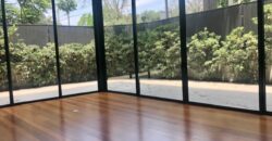 MODERNO DEPARTAMENTO TIPO CASA EN 1ER PISO CON AMPLIA TERRAZA Y AREAS VERDES EN EL OLIVAR