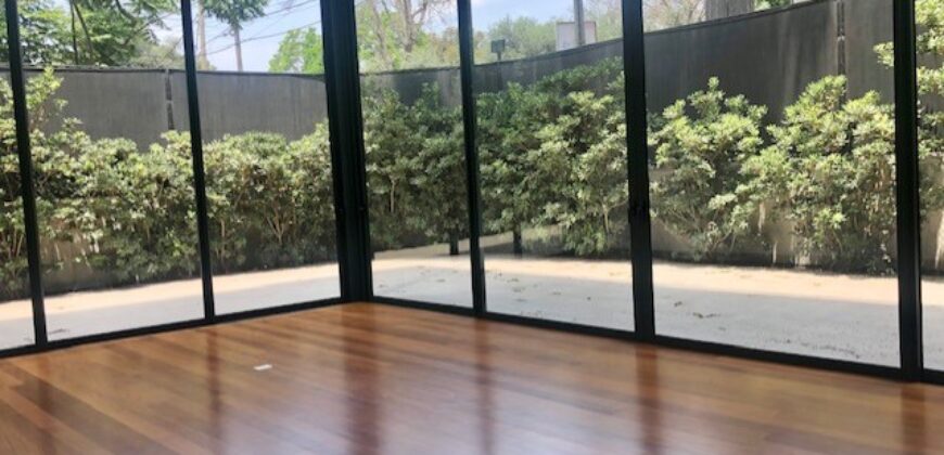 MODERNO DEPARTAMENTO TIPO CASA EN 1ER PISO CON AMPLIA TERRAZA Y AREAS VERDES EN EL OLIVAR