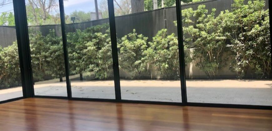 MODERNO DEPARTAMENTO TIPO CASA EN 1ER PISO CON AMPLIA TERRAZA Y AREAS VERDES EN EL OLIVAR
