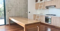 MODERNO DEPARTAMENTO TIPO CASA EN 1ER PISO CON AMPLIA TERRAZA Y AREAS VERDES EN EL OLIVAR