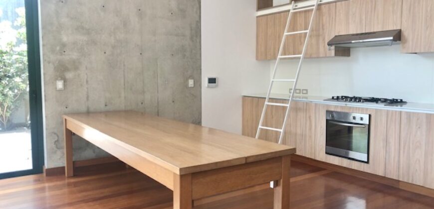 MODERNO DEPARTAMENTO TIPO CASA EN 1ER PISO CON AMPLIA TERRAZA Y AREAS VERDES EN EL OLIVAR