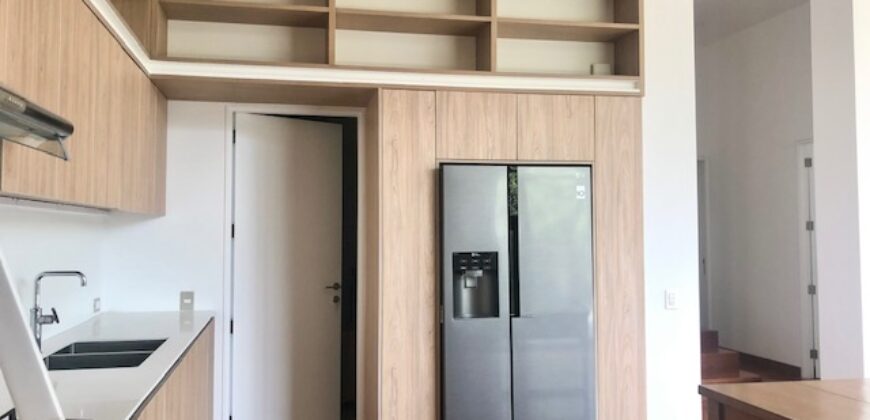 MODERNO DEPARTAMENTO TIPO CASA EN 1ER PISO CON AMPLIA TERRAZA Y AREAS VERDES EN EL OLIVAR