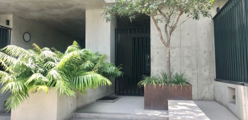 MODERNO DEPARTAMENTO TIPO CASA EN 1ER PISO CON AMPLIA TERRAZA Y AREAS VERDES EN EL OLIVAR
