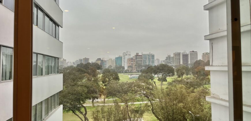 Se alquila moderno departamento remodelado con linda vista al Golf