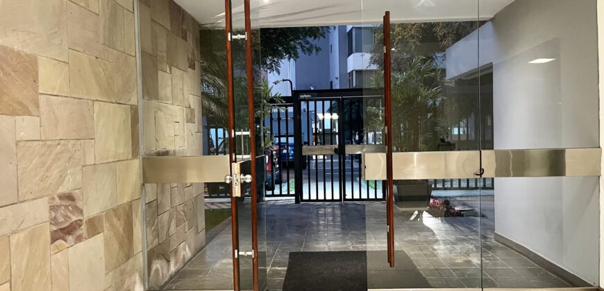 Se alquila moderno departamento remodelado con linda vista al Golf