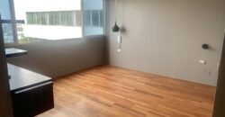 Se alquila moderno departamento remodelado con linda vista al Golf