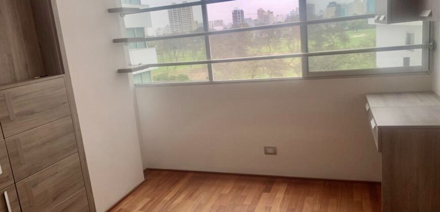 Se alquila moderno departamento remodelado con linda vista al Golf