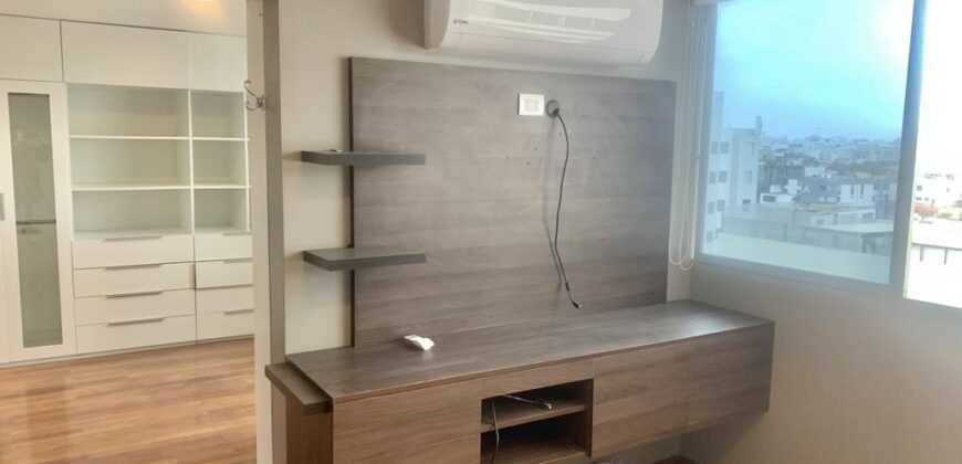 Se alquila moderno departamento remodelado con linda vista al Golf