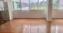 Se alquila moderno departamento remodelado con linda vista al Golf