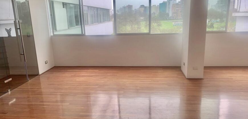 Se alquila moderno departamento remodelado con linda vista al Golf