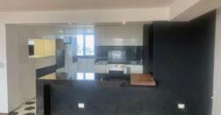 Se alquila moderno departamento remodelado con linda vista al Golf