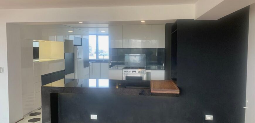 Se alquila moderno departamento remodelado con linda vista al Golf