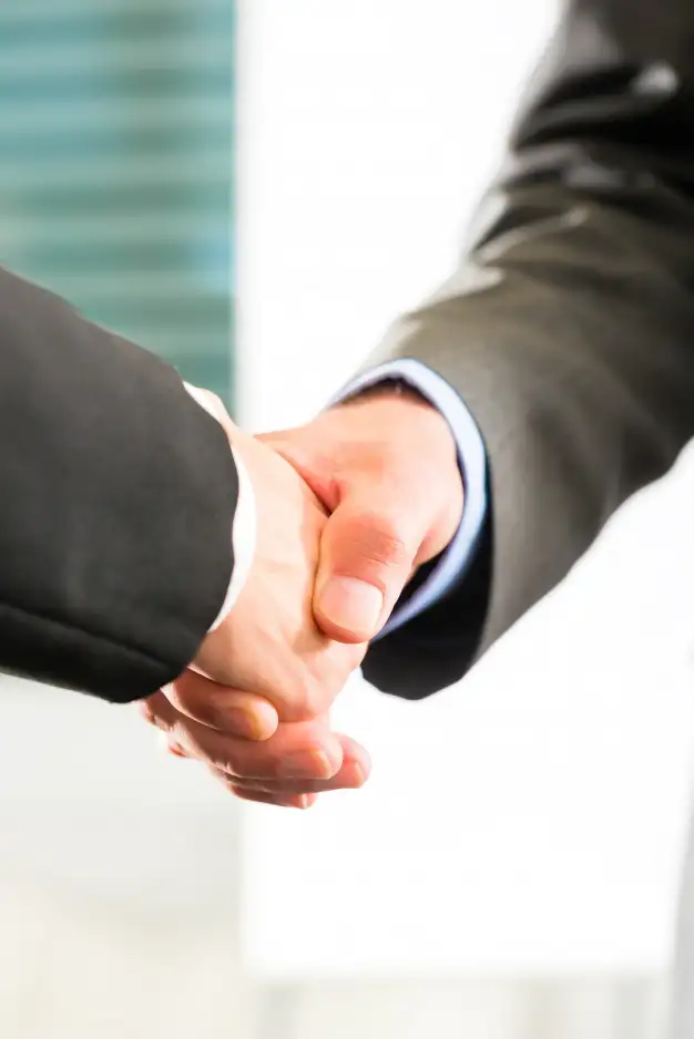 gente-negocios-haciendo-apreton-manos_79405-5516
