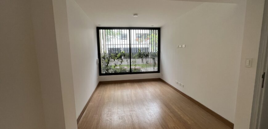 Venta moderno departamento en 1er piso con terraza de estreno en Mirasidro