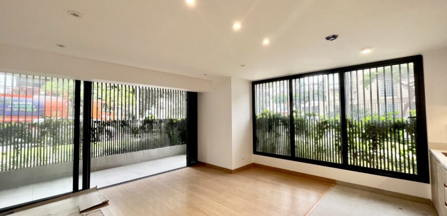 Venta moderno departamento en 1er piso con terraza de estreno en Mirasidro