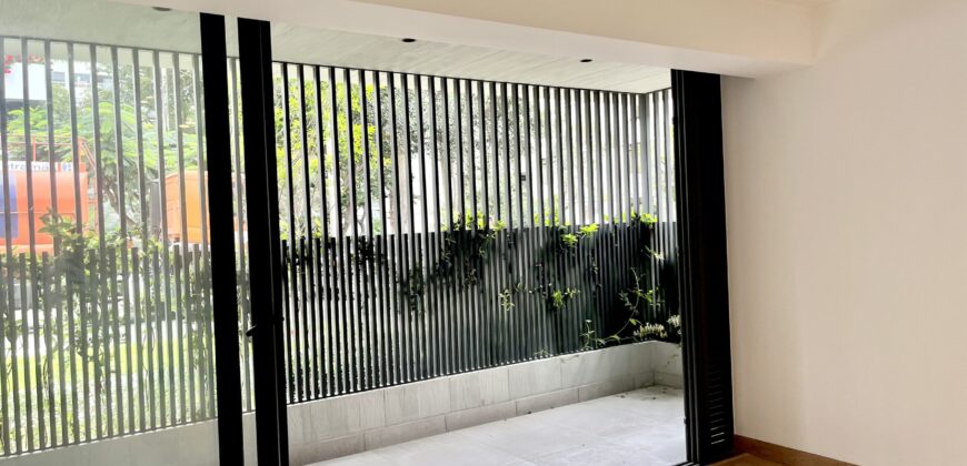 Venta moderno departamento en 1er piso con terraza de estreno en Mirasidro