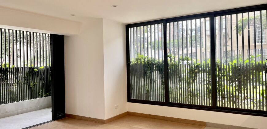 Venta moderno departamento en 1er piso con terraza de estreno en Mirasidro