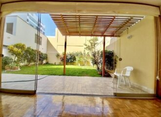 Venta de Casa Remodelada en condominio con Jardin Terraza en San Isidro