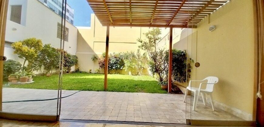 Venta de Casa Remodelada en condominio con Jardin Terraza en San Isidro