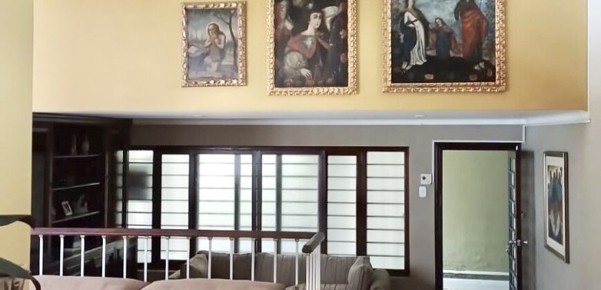 Venta/Alquiler bonita casa en Piura frente a parque! Super ubicacion!