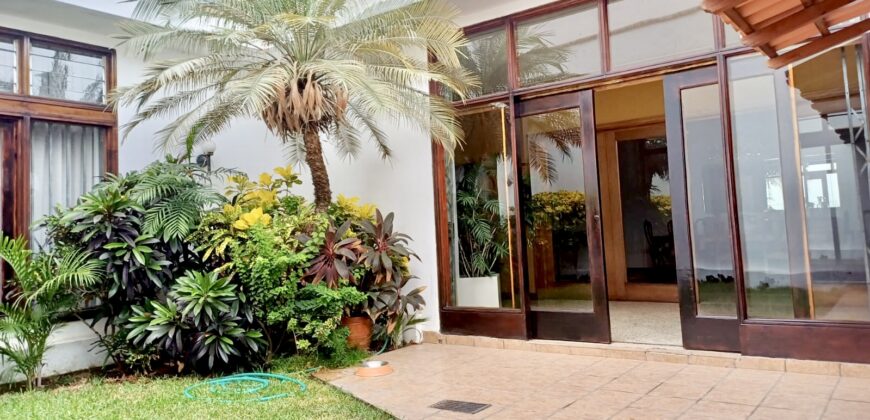 Venta/Alquiler bonita casa en Piura frente a parque! Super ubicacion!