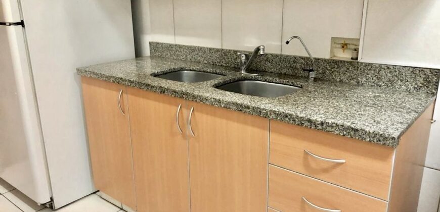 Se vende acogedor departamento con balcon y vista a lindo jardin interno en Miraflores