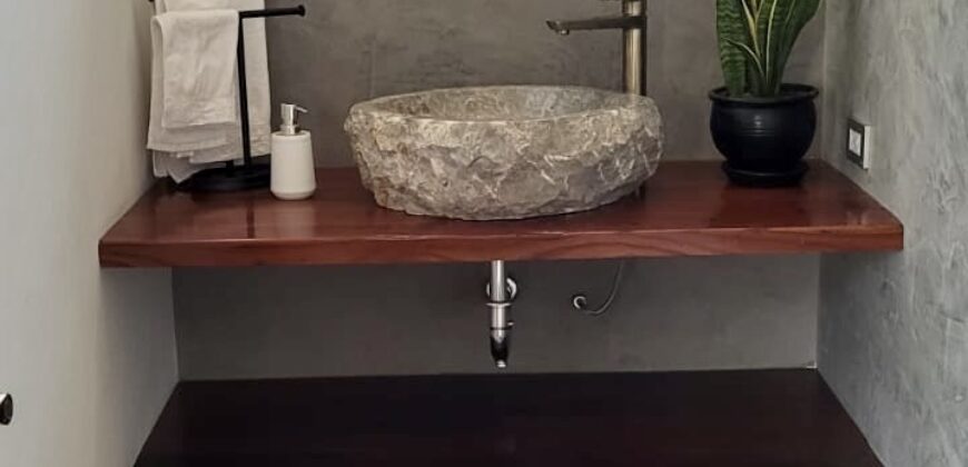 Venta de moderna casa estilo unico con lindos jardines en Los Ejidos en Piura
