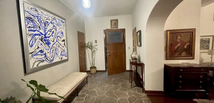 Se Vende Linda Casa en San Isidro con Terraza y Amplio Jardin en Choquehuanca