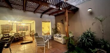 Se Vende Linda Casa en San Isidro con Terraza y Amplio Jardin en Choquehuanca