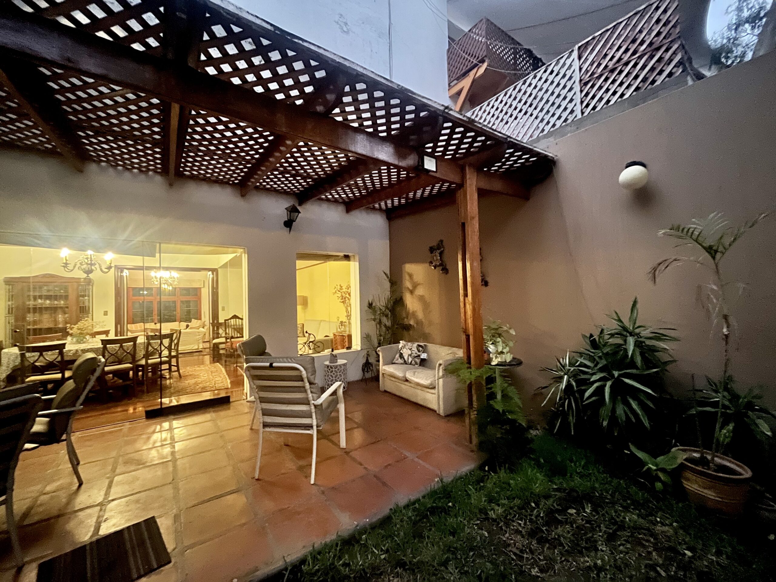 Se Vende Linda Casa en San Isidro con Terraza y Amplio Jardin en Choquehuanca